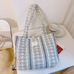 Sac fourre-tout matelassé en coton blanc avec motif floral bleu de style français