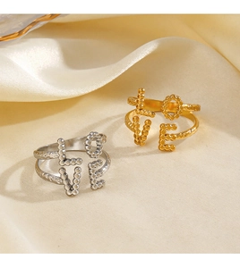 Dettaglio degli anelli LOVE in oro 18K e argento con trama in metallo martellato