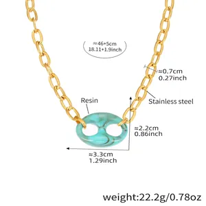 Detail van gouden roestvrijstalen chunky ketting met een blauwe hars varkensneus hanger