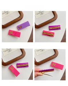 Détails de pinces à cheveux rectangulaires ondulées avec nœuds dorés en rose et violet