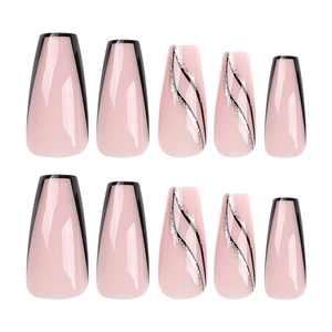 Faux ongles style français avec bords noirs et motifs ondulés pailletés argent