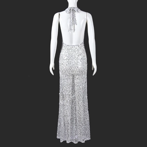 Détail du dos nu licou et du tissu à paillettes sur la robe de soirée argentée