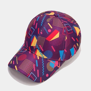 Retro-Baseballkappe in Lila mit lebhaften farbigen geometrischen Memphis-Mustern