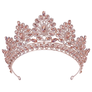 Macro di corona da sposa barocca in oro rosa con cristalli color pesca e motivi a foglia
