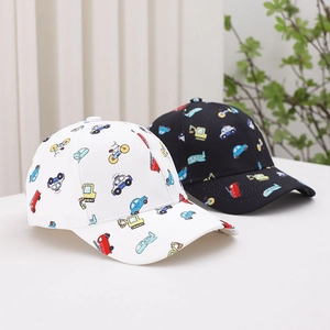 Detailoverzicht van katoenen kinderpetten met kleurrijke voertuigpatronen