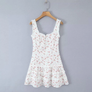 Primer plano de vestido floral blanco con encaje y falda de volantes en capas de moda