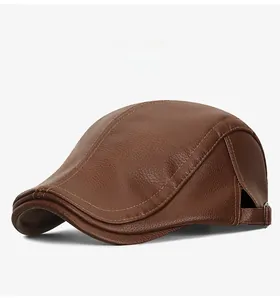Détail de la casquette plate en cuir PU marron foncé montrant la texture grainée et boucle