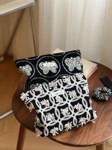 Détails de sacs en toile élégants avec broderies de papillons et fleurs blanches