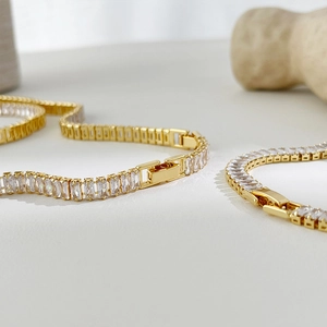 Elegant 18k gold plated tennis chain with baguette cut zircons and a secure fold-over clasp