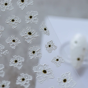 5D geprägte Nagelaufkleber mit weißen Blumenmustern, 3D-Textur und selbstklebender Rückseite