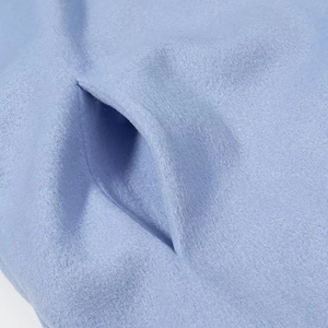 Primo piano del tessuto del cappotto di lana celeste e della tasca laterale diagonale