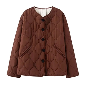 Détail de la veste matelassée marron avec surpiqûres en losanges et boutons noirs