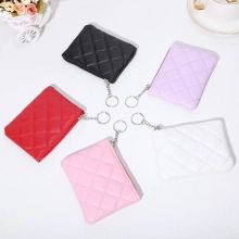 Vue à plat de petits porte-monnaie en cuir matelassé noir rouge rose violet et blanc