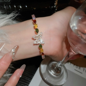 Dettaglio del bracciale a farfalla in zircone con pietre colorate e finitura argento