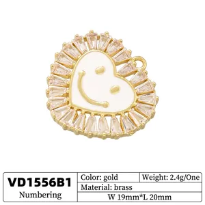 Pendentif cœur en laiton doré avec émail blanc à visage souriant et zircons cubiques