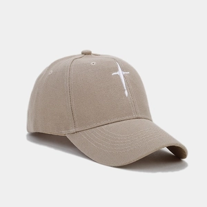 Détail d'une casquette de baseball en coton kaki avec broderie étoile blanche