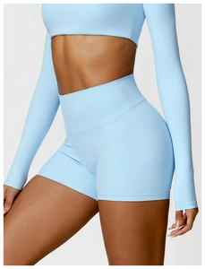 Détail du short de yoga bleu ciel à taille haute avec large ceinture et coutures plates