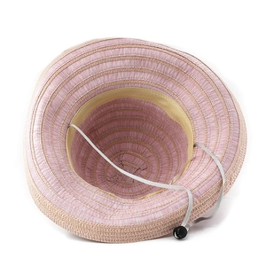 Vue détaillée de l'intérieur d'un chapeau de soleil rose avec bandeau et cordon réglable