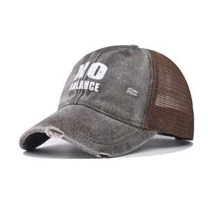 Detail der distressed Baumwoll-Basecap mit NO BALANCE Print und atmungsaktivem Mesh-Netz
