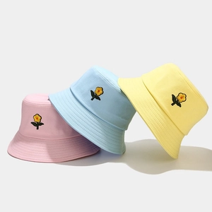 Cappelli a secchiello in cotone pastello con ricamo a margherita in rosa e azzurro