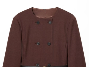 Vue détaillée du manteau croisé marron foncé avec texture laine et ceinture noire à la taille