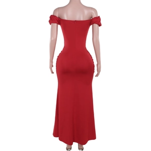 Détail du dos d'une robe longue en satin rouge avec coupe ajustée et élégant ourlet au sol