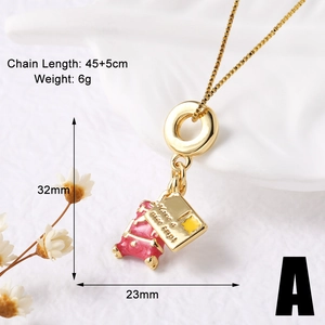 Detail van gouden reisketting met kofferhanger en Have a nice trip inscriptie