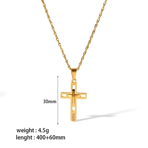 Détail du pendentif croix dorée de 30mm avec trois diamants sur chaîne torsadée