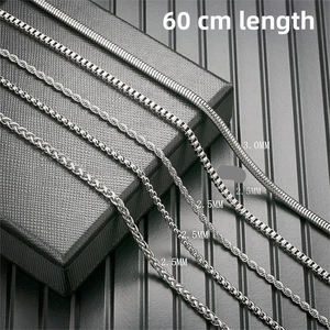 Primer plano de cadenas de acero de titanio de 60 cm en estilos perla, serpiente y trenzado
