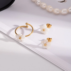 Goldenes Schmuckset mit Blumenring und Ohrringen mit weißem Perlmutt-Inlay-Design