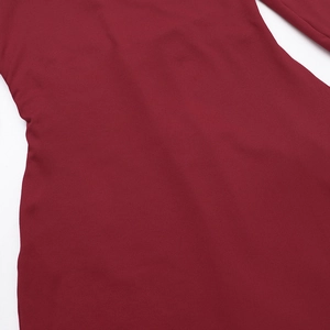 Vue macro détaillée de la texture du tissu rouge vin et des coutures raffinées de la robe