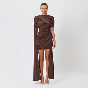 Detail eines braunen Bodycon-Kleides mit Faltenstruktur und langem Seitenvorhang