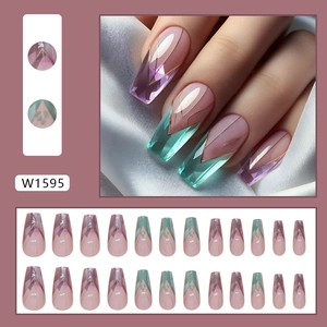 Faux ongles courts amande violets et sarcelle avec motifs géométriques dorés