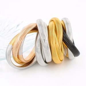 Detalle de pulseras flexibles de serpiente en oro, plata y oro rosa con textura