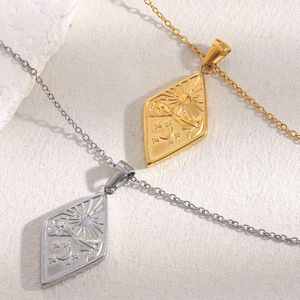Collana geometrica con ciondolo a rombo sole e luna in acciaio placcato oro 18K e argento