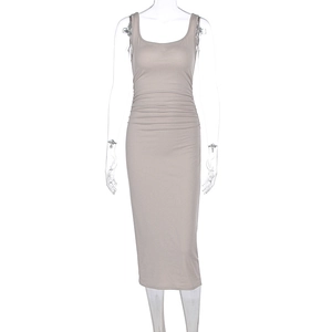 Détail du plissé à la taille sur une robe mi-longue moulante beige foncé ajustée