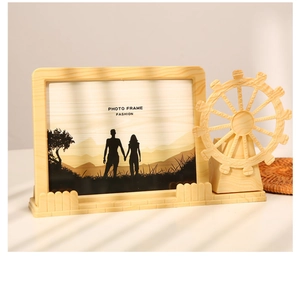 Détail d'un cadre photo grande roue créatif avec grain de bois et porte-stylo de bureau