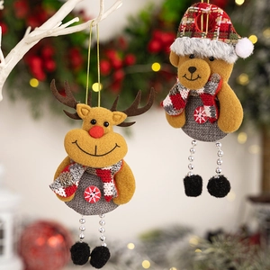 Detail von Rentier- und Bären-Weihnachtsanhängern mit Perlenbeinen an einem Festbaum