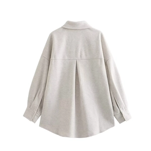 Vue arrière de la veste en laine gris clair avec pli d'aisance et ourlet arrondi