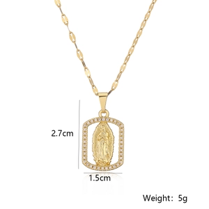 Dettaglio macro del ciondolo placcato oro 18K con dimensioni 2,7 cm di altezza e 1,5 cm di larghezza