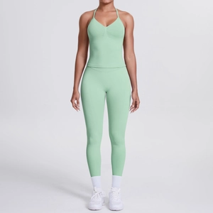 Nahaufnahme von minzgrünem Yoga-Set mit High-Waist-Leggings und Halterneck-Top
