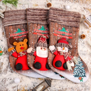 Lot de 3 chaussettes de Noël avec Père Noël, élan et bonhomme de neige sur fond de neige