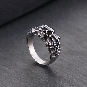Makro-Detail des gotischen Totenkopfrings mit Spinnennetz-Relief in Vintage-Silber