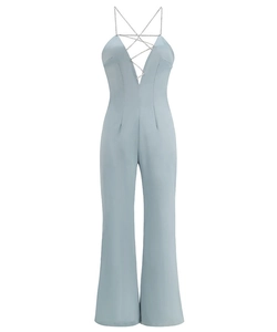 Détail d'une combinaison bleu clair avec bretelles chaîne et décolleté en V plongeant