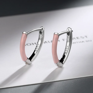 Dettaglio del marchio S925 su orecchini a cerchio a U in smalto rosa