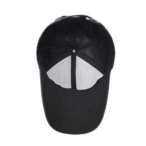 Vue intérieure de casquette noire avec doublure en maille et boucle réglable en métal