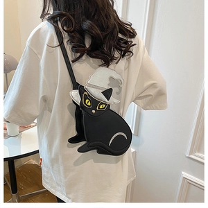 Détail du sac bandoulière chat noir avec chapeau de sorcier en paillettes argentées sur modèle