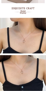 Gros plan détaillé du collier pendentif ange en or rose avec cristal étincelant