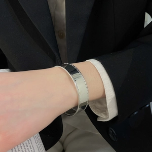 Polierter silberner Armreif mit strukturierten Kanten für Damen im lässigen Mode-Stil