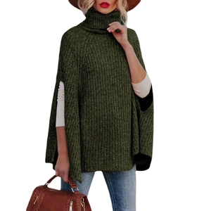 Poncho in maglia verde scuro da donna con collo alto e design a mantella per l'autunno